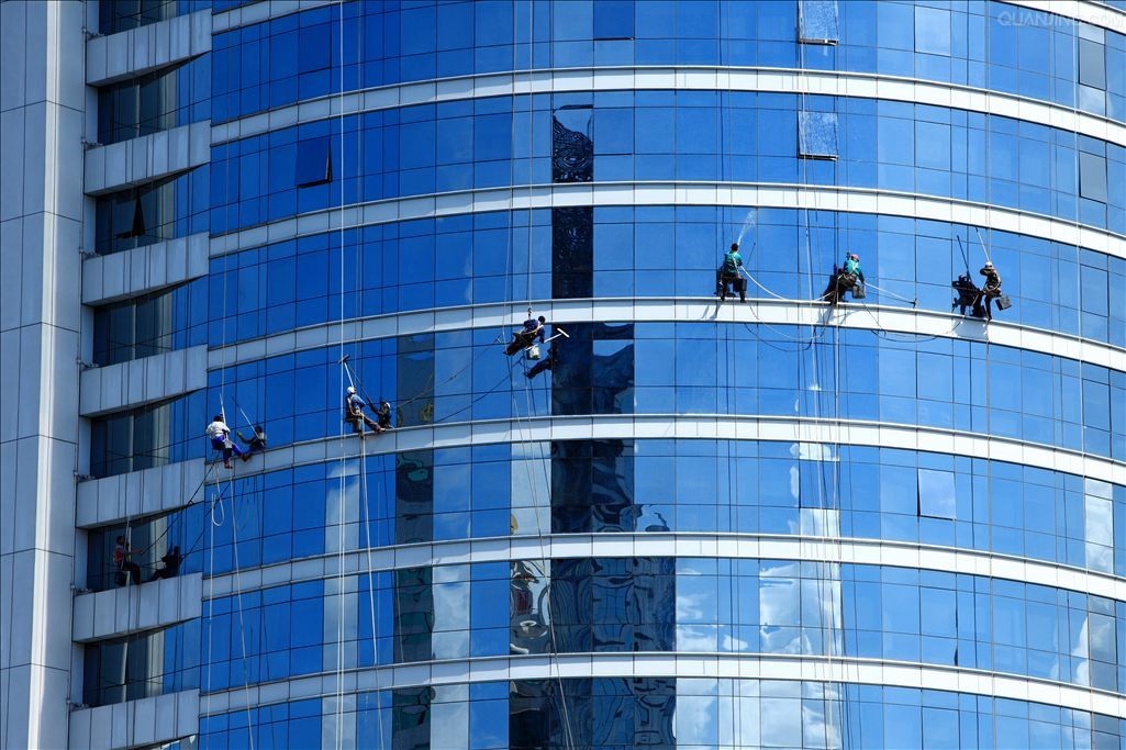 高压水枪清洗外墙会损伤墙面涂层吗？—北京外墙清洗公司